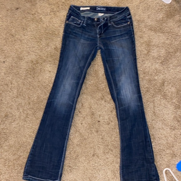 Decree size 5 bootcut darker blue jeans. Good wear. 32 inch length. - Picture 2 of 4